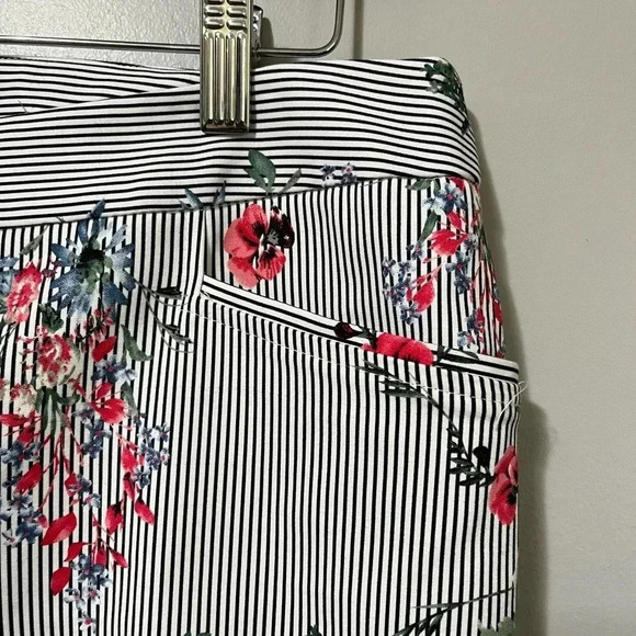 Renuar Floral High Rise Capri Pant - Picture 5 of 12